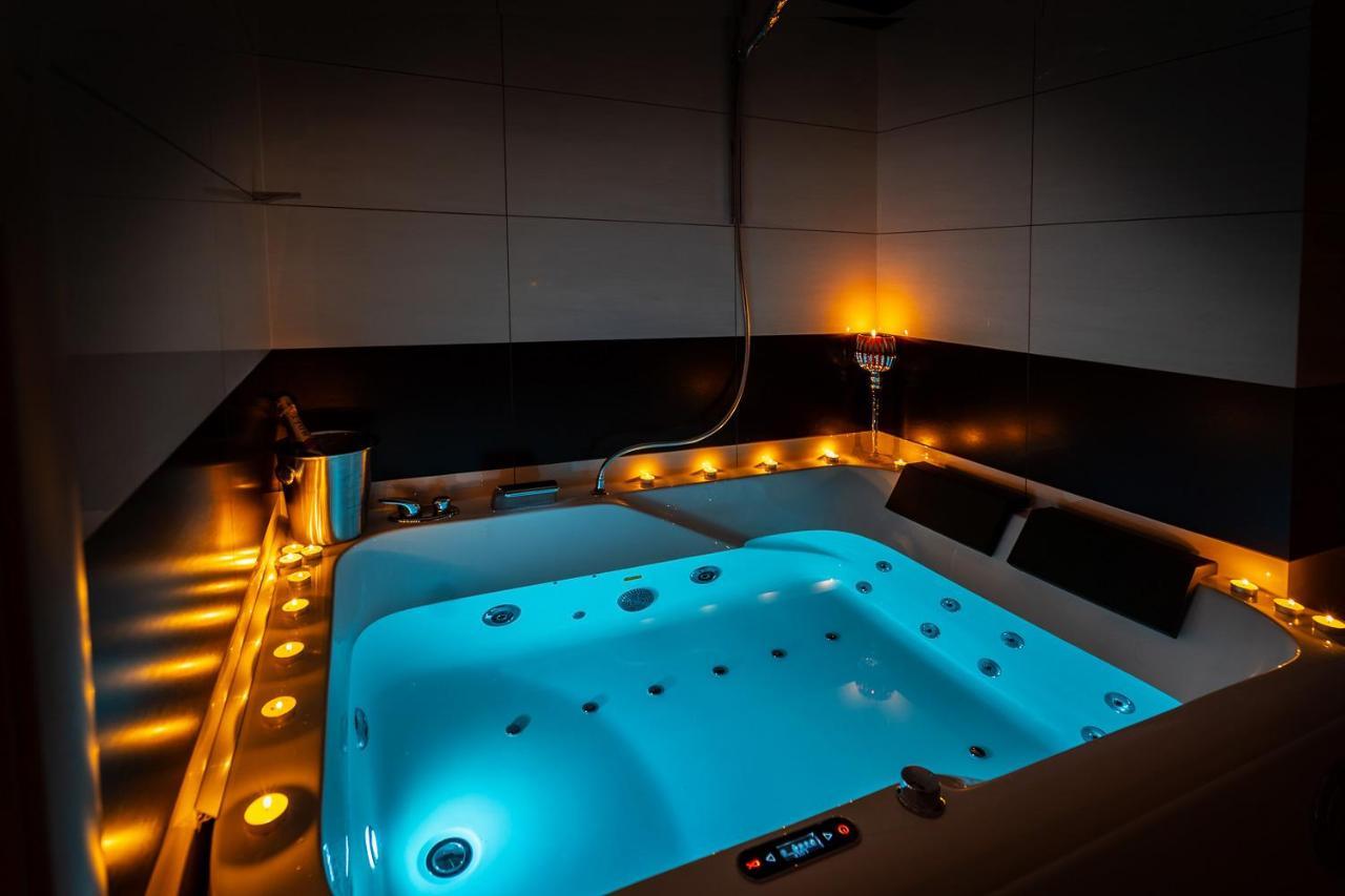 Premium Jacuzzi Apartment ไคลเพดา ภายนอก รูปภาพ