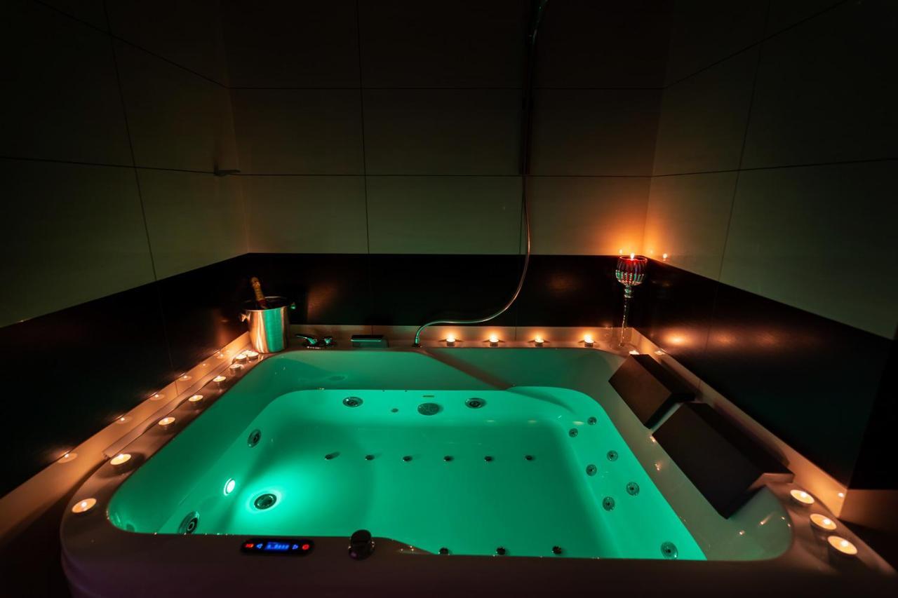 Premium Jacuzzi Apartment ไคลเพดา ภายนอก รูปภาพ